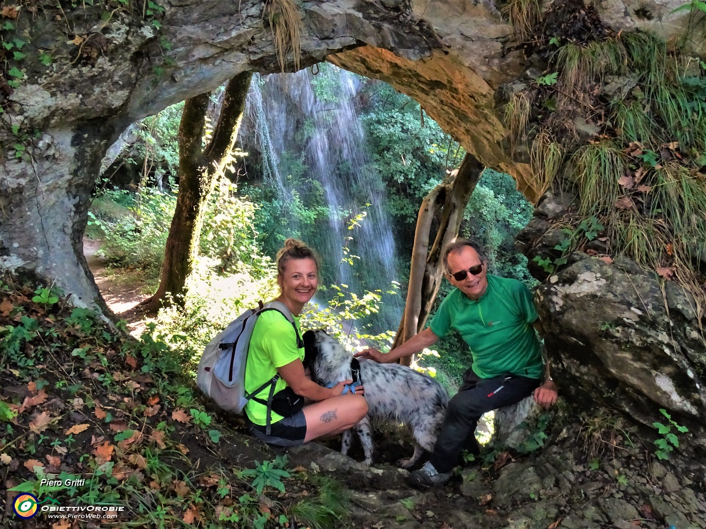 04 Alla 'Grotta dei ladri' con la cascata scrosciante dall'alto.JPG